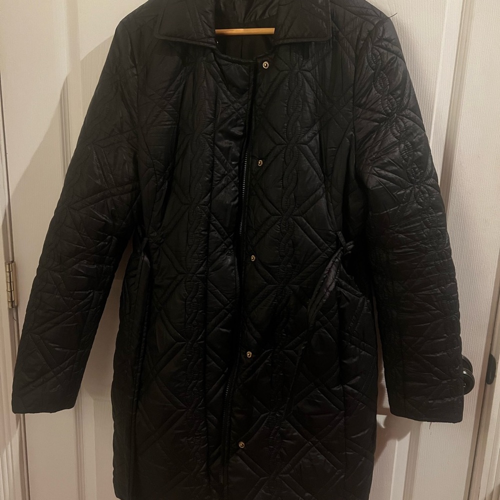 Via Spiga Black Puffer Jacket with Diamond Quilting and Long Sleeves